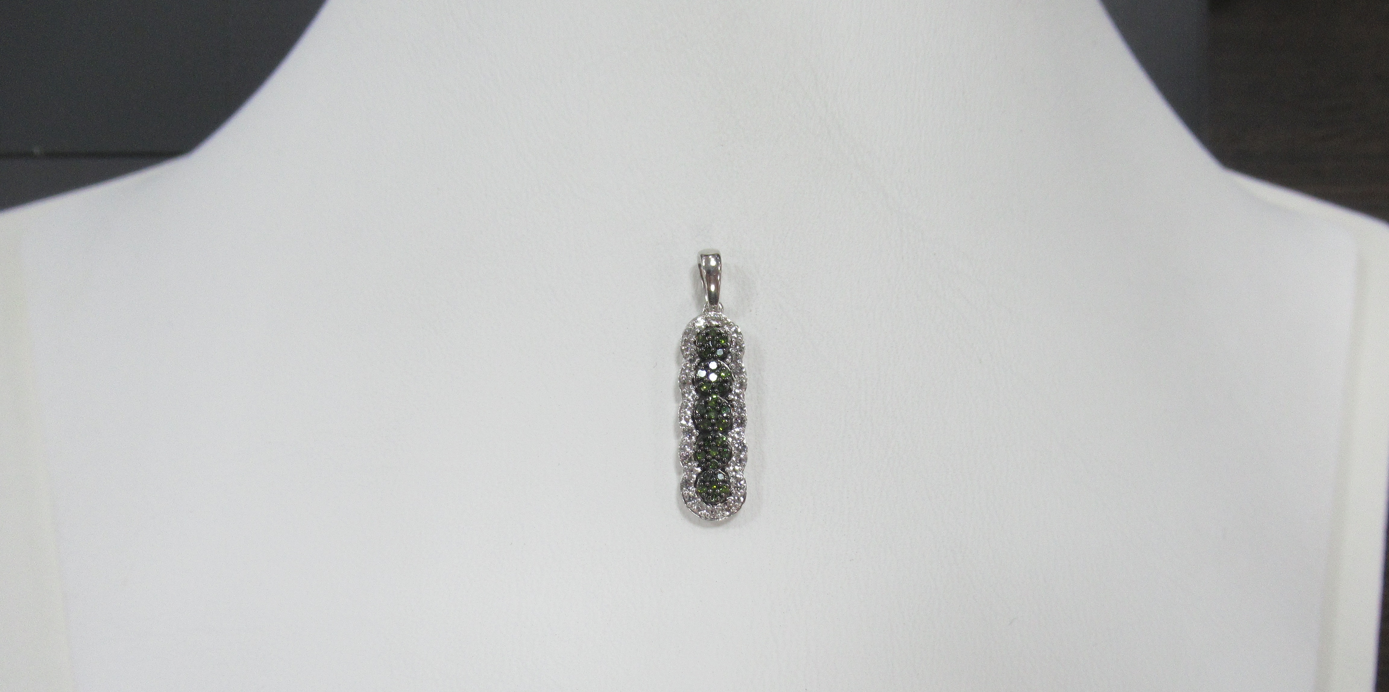 Серебряная подвеска с зелеными бриллиантами